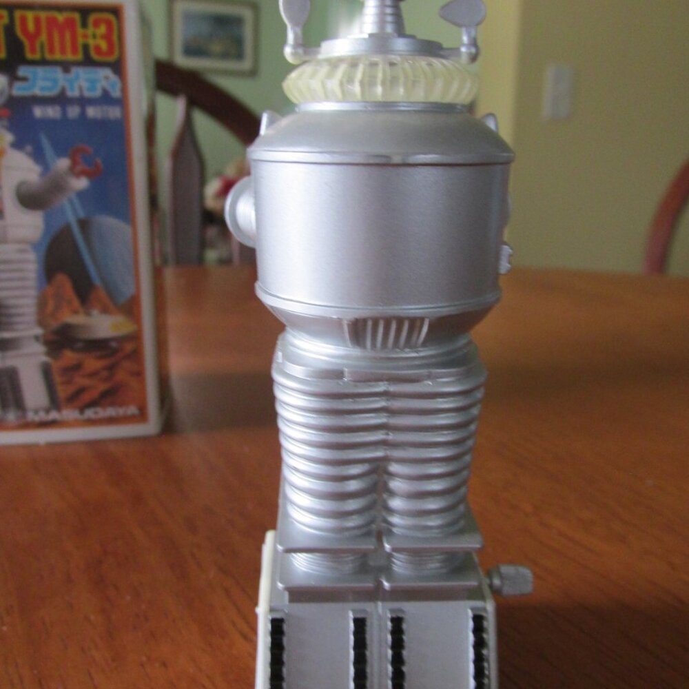 Lost in Space Robot - Picture 5 of 6